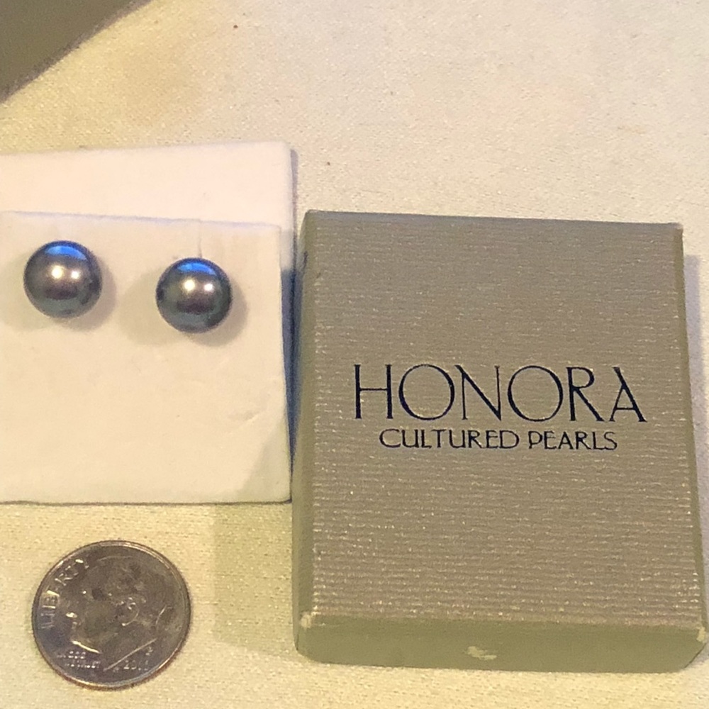 Black pearl earrings